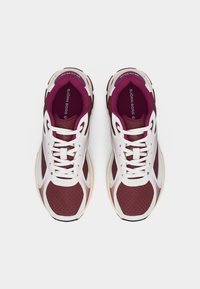 Paire de baskets Björn Borg bordeaux et blanches avec lacets, vues de dessus sur un fond uni.