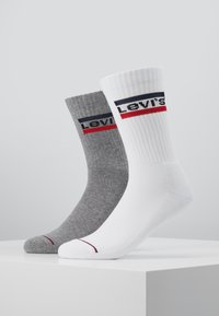 Graue und weiße Socken aus Baumwollmischung mit gerippten Abschlüssen. Jede Socke zeigt ein horizontales Levi's-Logo mit roten und marineblauen Akzenten.