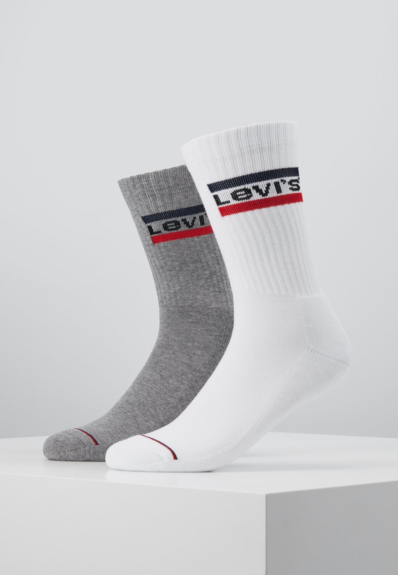 Graue und weiße Socken aus Baumwollmischung mit gerippten Abschlüssen. Jede Socke zeigt ein horizontales Levi's-Logo mit roten und marineblauen Akzenten.