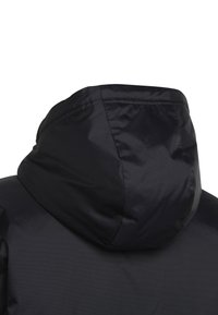 Schwarze Kapuzenjacke mit einer glatten, reflektierenden Textur und Nahtdetails, entworfen mit einem hohen Kragen und verstellbarer Kapuze.