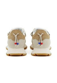 Sneaker in suede e pelle con tomaia beige, dettagli bianchi e suola in gomma marrone. Presenta nodi decorativi e perline colorate sul tallone.