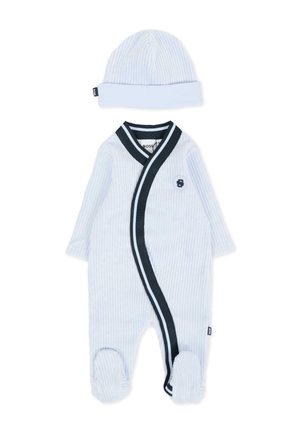 Combinaison bébé blanche à côtes avec un design croisé, bordure navy et patch logo ; accompagnée d'un bonnet blanc assorti. Texture douce, style pieds.