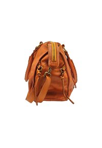 Sac à main en cuir orange avec une forme arrondie, fermeture zippée à l'avant, poignées latérales et accents de couture. La surface texturée ajoute un intérêt visuel.