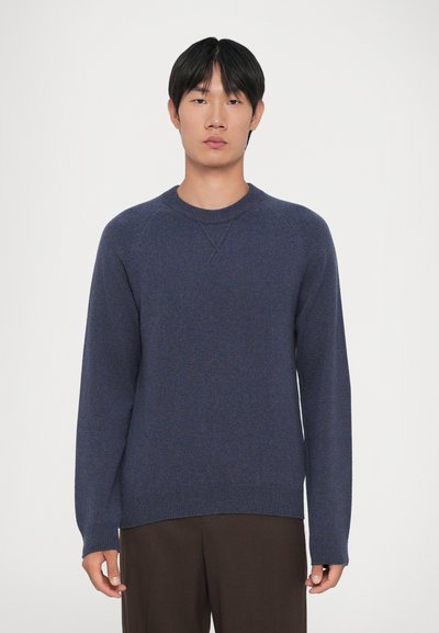 Marineblå crewneck sweater lavet af blødt strikket materiale, med ribbede manchetter og krave, afslappet pasform og subtil tekstur.