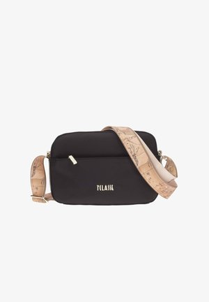 Borsa a tracolla nera in tessuto con forma rettangolare. Presenta una tracolla stampata beige con un design mappa e un logo impresso sulla parte anteriore.