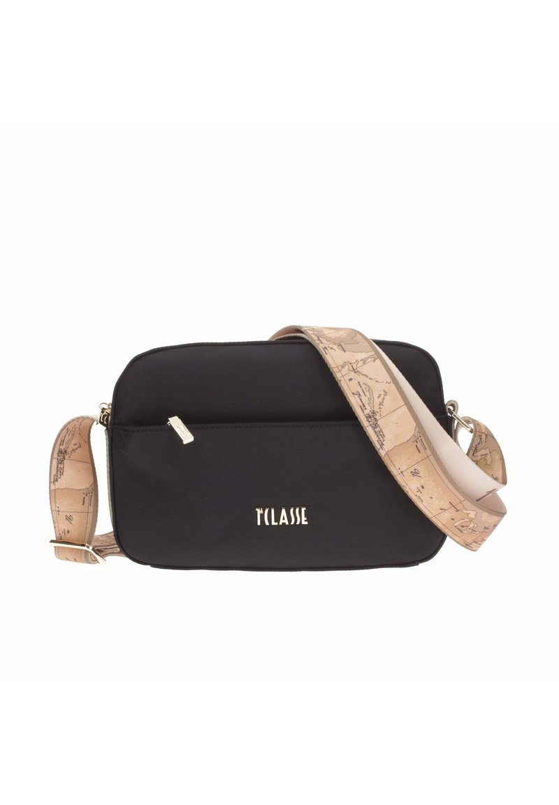 Borsa a tracolla nera in tessuto con forma rettangolare. Presenta una tracolla stampata beige con un design mappa e un logo impresso sulla parte anteriore.