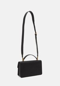 Čierna kožená kabelka s obdĺžnikovým tvarom. Obsahuje krátku rukoväť a nastaviteľný ramenný popruh. Zlaté kovanie ako akcent.