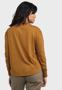 Langärmliges, Rundhals-Shirt aus Senfgelb Baumwolle, mit gerippten Bündchen und lockerer Passform, von hinten präsentiert.