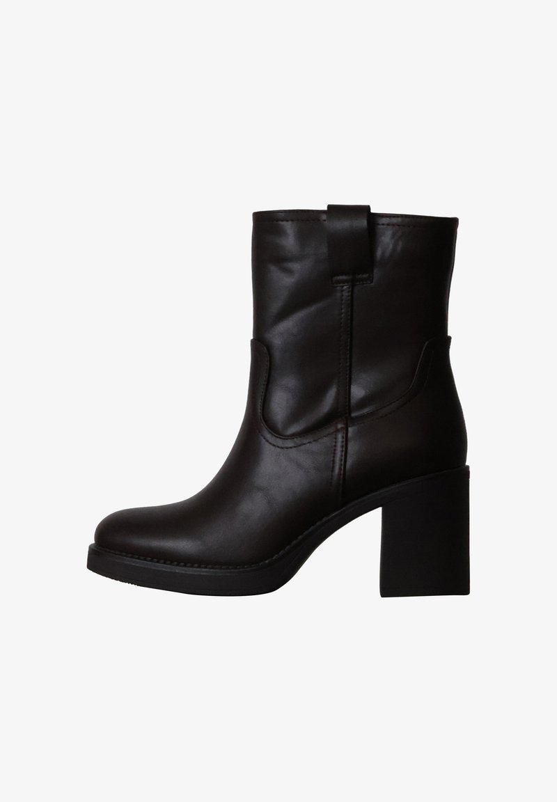 Botte en cuir noire mi-mollet avec un bout arrondi, un talon bloc et une languette sur le col supérieur, vue de l'extérieur.