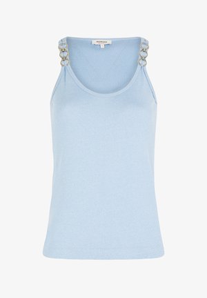 Top sin mangas de color azul claro con un escote redondo y acentos circulares plateados en las tirantes. Hecho de una tela suave y ligeramente brillante.