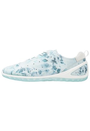 Jasnoniebieski i biały sneaker z marmurkowym wzorem, białą podeszwą, niskim profilem i pętelką na pięcie.