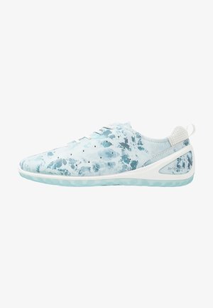 Zapatilla deportiva azul claro y blanca con un patrón marmoleado, suela blanca, perfil bajo y lengüeta en el talón.