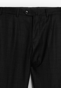 Pantalones negros de tela texturizada con un fino patrón de cuadros; cuentan con un cierre de botón en la parte frontal y trabillas para cinturón.