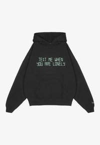Sweat à capuche noir en coton avec une poche avant. Présente un texte vert indiquant « TEXT ME WHEN YOU ARE LONELY  » en police numérique.