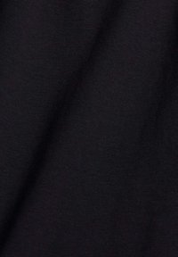 Schwarzer Baumwollstoff mit einer glatten Textur, der einen leichten Stretch und ein gleichmäßiges Strickmuster aufweist, wobei eine durchgehend dunkle Farbe angezeigt wird.