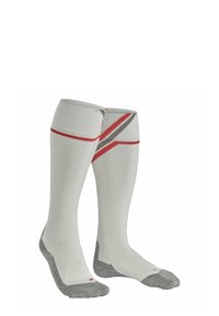 Chaussettes blanches montantes avec des rayures diagonales rouges et grises, bout et talon renforcés gris, et bande supérieure côtelée pour un maintien sécurisé.