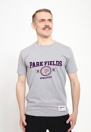 Grijze katoenen t-shirt met de tekst "PARK FIELDS ATHLETICS" in marineblauw en rood. Klassieke ronde hals, korte mouwen, met een logolabel op de zoom.