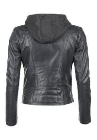 Schwarze Lederjacke mit einer grauen Stoffkapuze. Verfügt über ein tailliertes Design, vertikale Nähte und eine Rückentasche mit zwei Metallnieten.