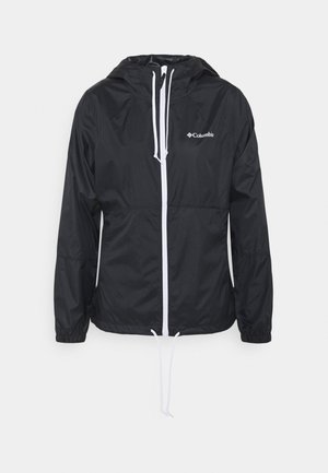 Zwarte Columbia regenjas met capuchon, witte ritssluiting en trekkoorden, elastische manchetten en logo op de voorkant van de borst.
