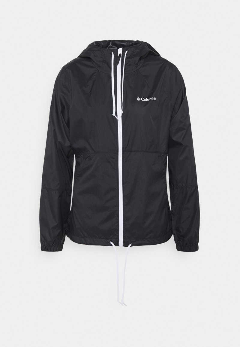 Veste de pluie noire Columbia avec capuche, fermeture éclair blanche et cordons, poignets élastiques et logo sur le devant de la poitrine.