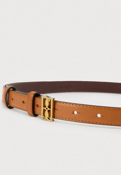 Ζώνη από δέρμα ταμπά με καφέ πίσω πλευρά, που διαθέτει αγκράφα με επίστρωση σε επίχρυσο τόνο και πολλαπλές τρύπες για ρύθμιση. Λείο υφή με αντίθετη ραφή.