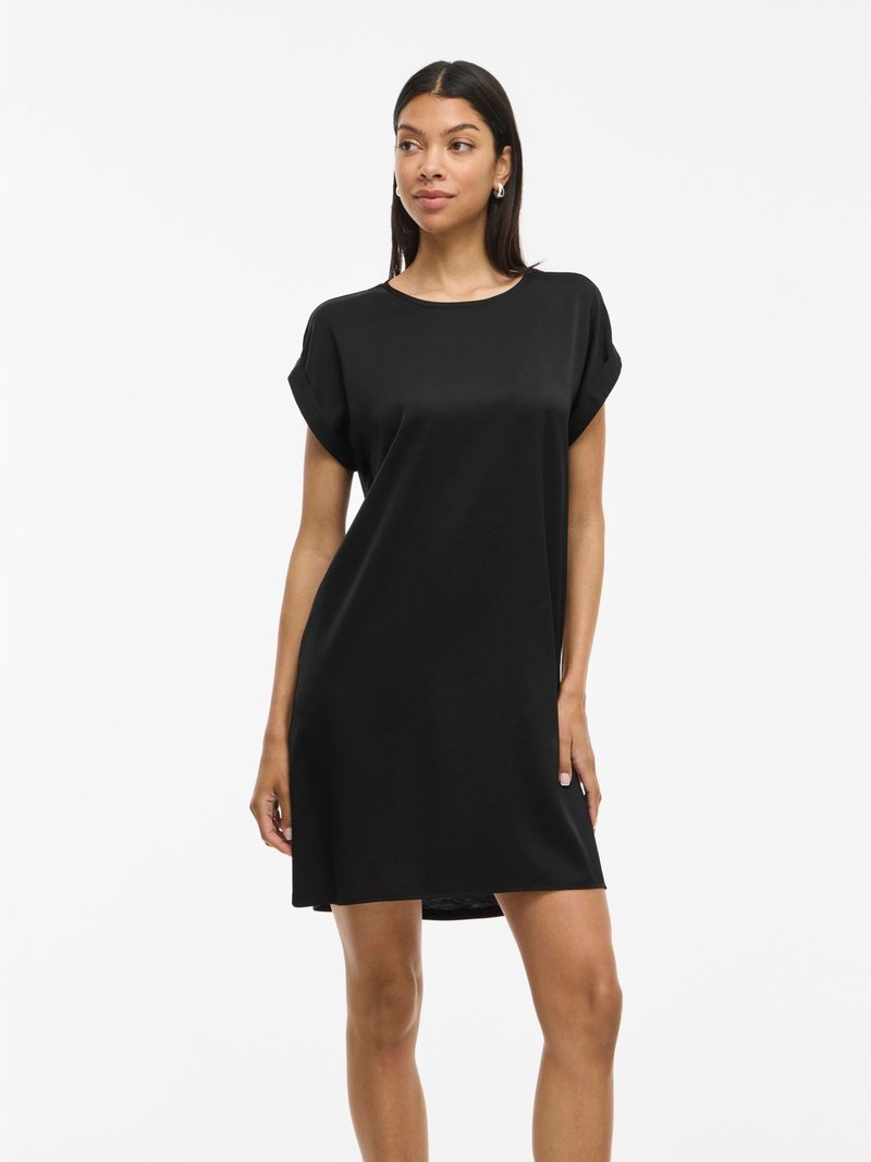 Robe noire à mi-mollet en tissu lisse, avec un col rond et des manches courtes retroussées. Coupe simple avec des fentes sur les côtés.