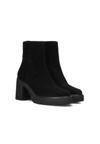 Zwarte suède enkelboots met een chunky hak, met een gladde textuur en een minimalistisch ontwerp. Dikke zool met een lichte plateau.