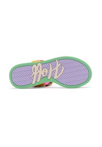 Flerfärgad sneakersula med en lila bas och en grön kant, fiskbensmönster och stiliserad "HOV"-logotyp i ljusbeige.