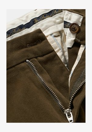 Braune Baumwollhosen mit einem Reißverschluss vorne, einem cremefarbenen Bund mit blauen Karos und einem Knopf mit "Brooks Brothers"-Marke.