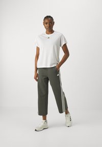 adidas Sportswear FUTURE ICONS - Jogginghose - legend ivy