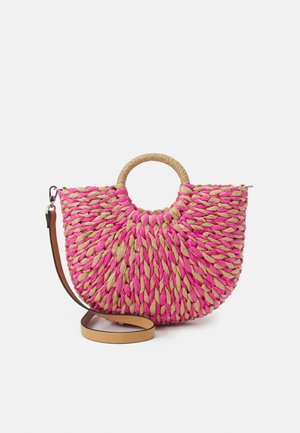 Geweven draagtas met een rond ontwerp in roze en natuurlijke vezels, voorzien van een bovenhandvat en een afneembare bruine schouderriem.