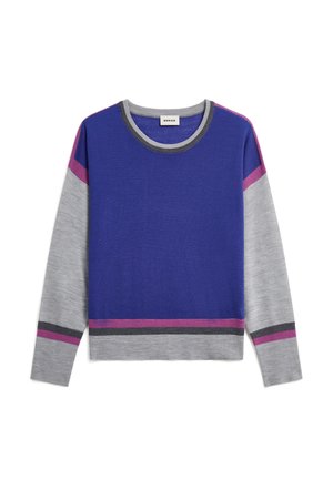 Gebreide trui met een blauwe romp, grijze mouwen en afgewerkt met roze en grijze strepen bij de manchetten en de zoom. Ronde halslijn.