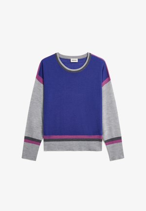 Gebreide trui met een blauwe romp, grijze mouwen en afgewerkt met roze en grijze strepen bij de manchetten en de zoom. Ronde halslijn.