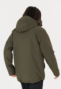 Olivengrön jacka med lång ärm och huva, med en slät tygkvalitet och rak passform, sedd bakifrån.