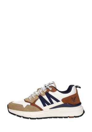 Witte en beige mesh sneaker met bruine leren accenten, een marineblauwe "M"-ontwerp aan de zijkant, grijze veters en een zwart logo nabij de hiel.