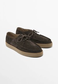 Chaussures à lacets en daim marron avec un design style mocassin, dotées d'une épaisse semelle en caoutchouc beige et de détails cousus le long des bords.