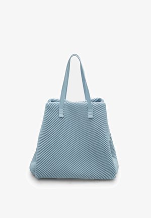 Lichtblauwe tote bag gemaakt van textuurstof, met diagonale ribbels, twee stevige handvatten en een ruim ontwerp.