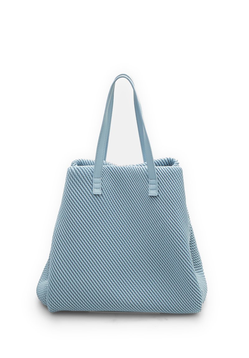 Borsa a spalla azzurro chiaro realizzata in tessuto testurizzato, con righe diagonali, due manici robusti e un design spazioso.