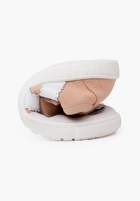 Calzature pieghevoli con tomaia in pelle rosa e suola in gomma bianca. Presentano dettagli cuciti e una superficie testurizzata.