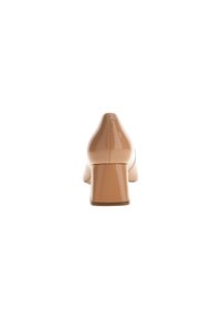 Scarpe con tacco a blocco in vernice beige, con punta arrotondata e texture liscia, che mostrano un design elegante e un dettaglio minimale.