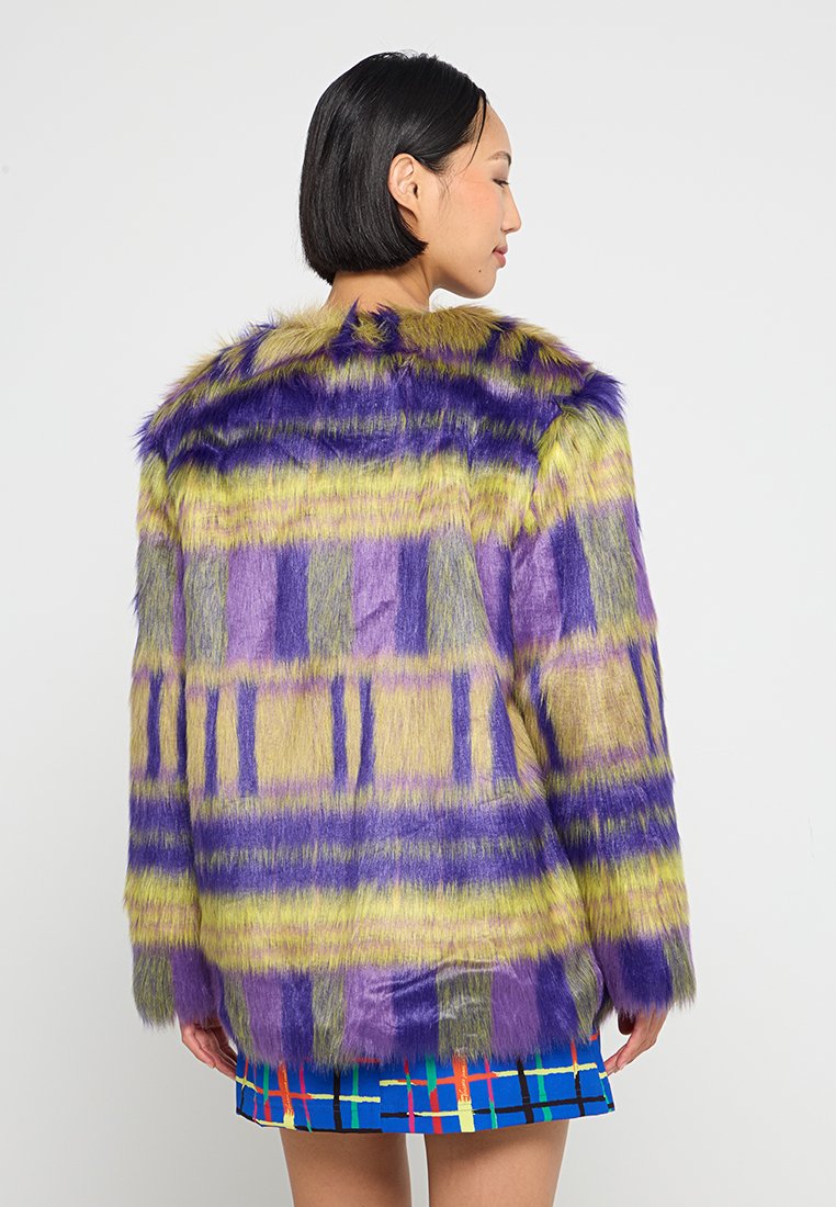 Faux-Felljacke mit lila, grünen und gelben Streifen. Lockere Passform mit einer lebhaften Textur und einem breiten Kragen.