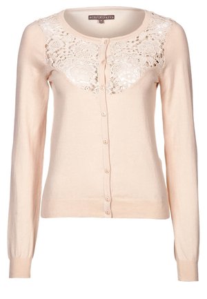 Cardigan manches longues rose clair avec boutons à l'avant et détail floral en dentelle sur le haut de la poitrine et la zone des épaules.