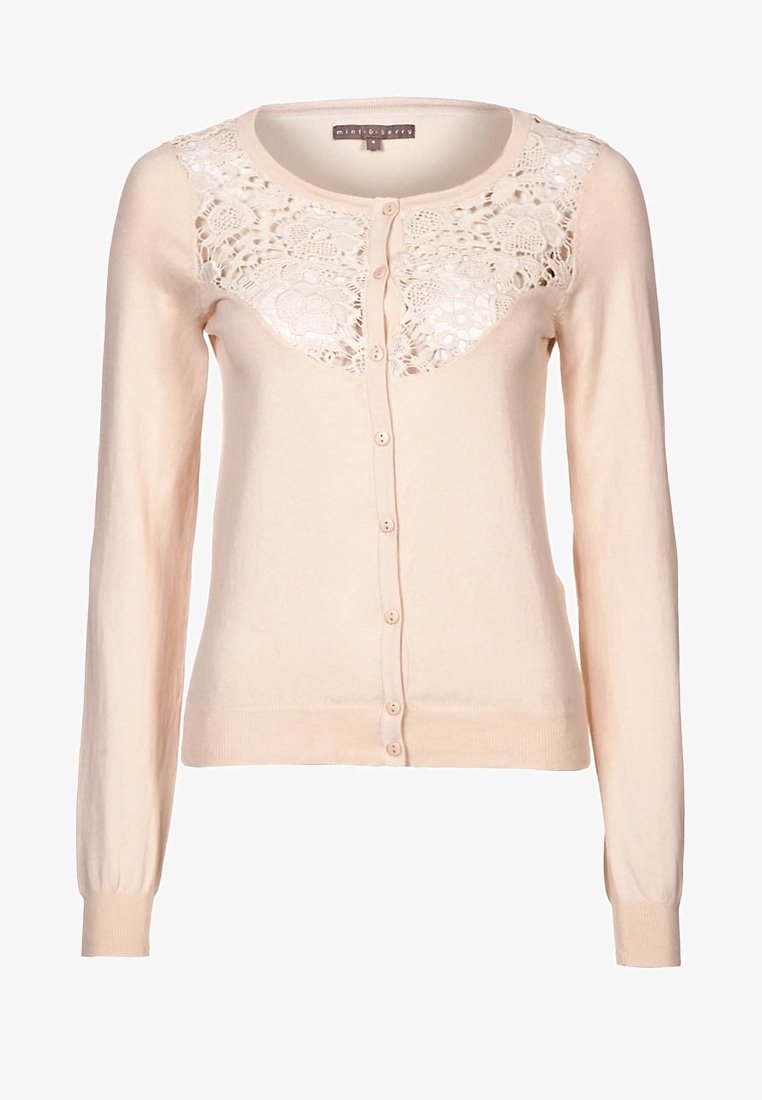 Cardigan manches longues rose clair avec boutons à l'avant et détail floral en dentelle sur le haut de la poitrine et la zone des épaules.