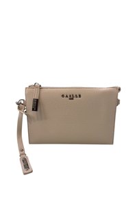 Pochette in pelle beige con superficie testurizzata, chiusura a zip, tracolla staccabile e logo del marchio in rilievo sul frontale.