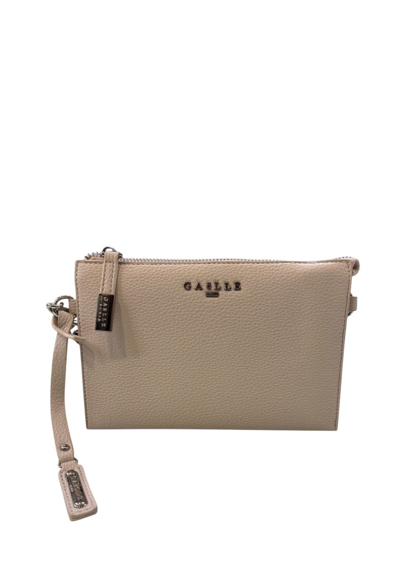 Pochette in pelle beige con superficie testurizzata, chiusura a zip, tracolla staccabile e logo del marchio in rilievo sul frontale.