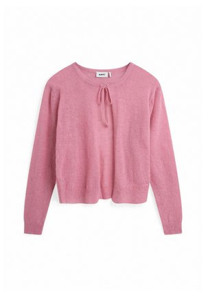 Rózsaszín kötött pulóver kerek nyakkivágással, hosszú ujjakra és elöl megkötő részletre. A felülete puha és bolyhos.