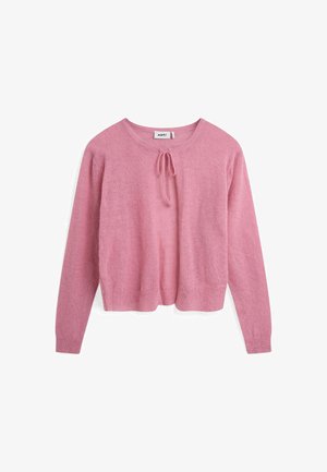 Rózsaszín kötött pulóver kerek nyakkivágással, hosszú ujjakra és elöl megkötő részletre. A felülete puha és bolyhos.