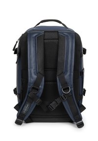 Zaino blu navy con schienale imbottito, dettagli in rete, spallacci regolabili e maniglia superiore. Presenta materiali resistenti e numerose tasche.