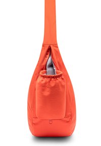 Borsa a tracolla arancione brillante con una tasca esterna imbottita e una cerniera parzialmente aperta che rivela una fodera interna grigia.