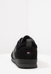 Tommy Hilfiger ICONIC LEATHER SUEDE MIX RUNNER - Treniņu apavi - black